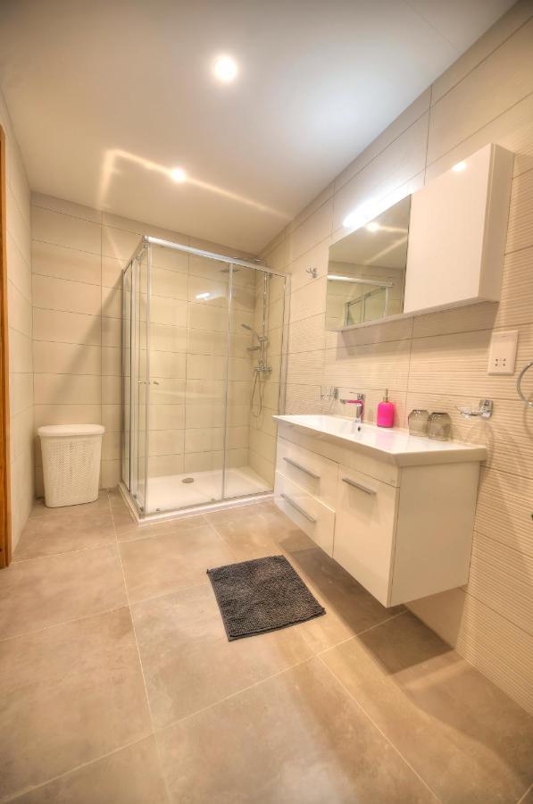 Large & Beautifully Furnished 2 Bedrooms Abon1-1