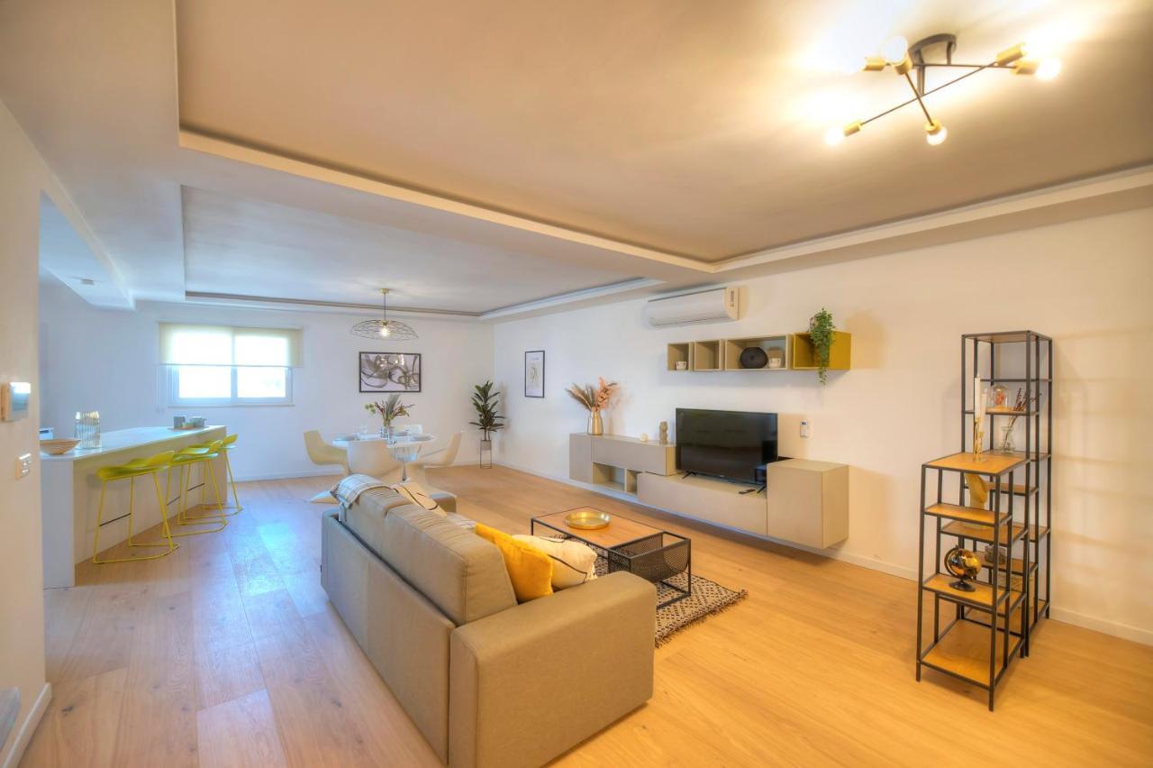 Large & Beautifully Furnished 2 Bedrooms Abon1-1 Apartment *
