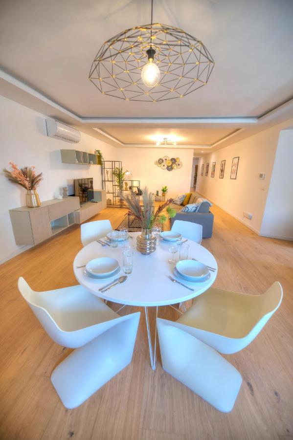 Large & Beautifully Furnished 2 Bedrooms Abon1-1 Apartment