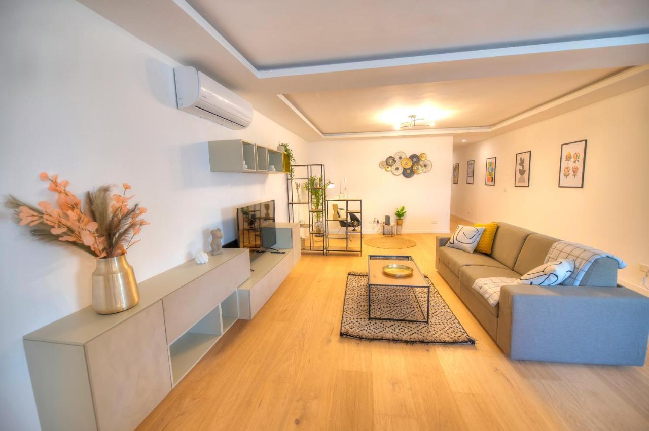 Large & Beautifully Furnished 2 Bedrooms Abon1-1 Apartment *