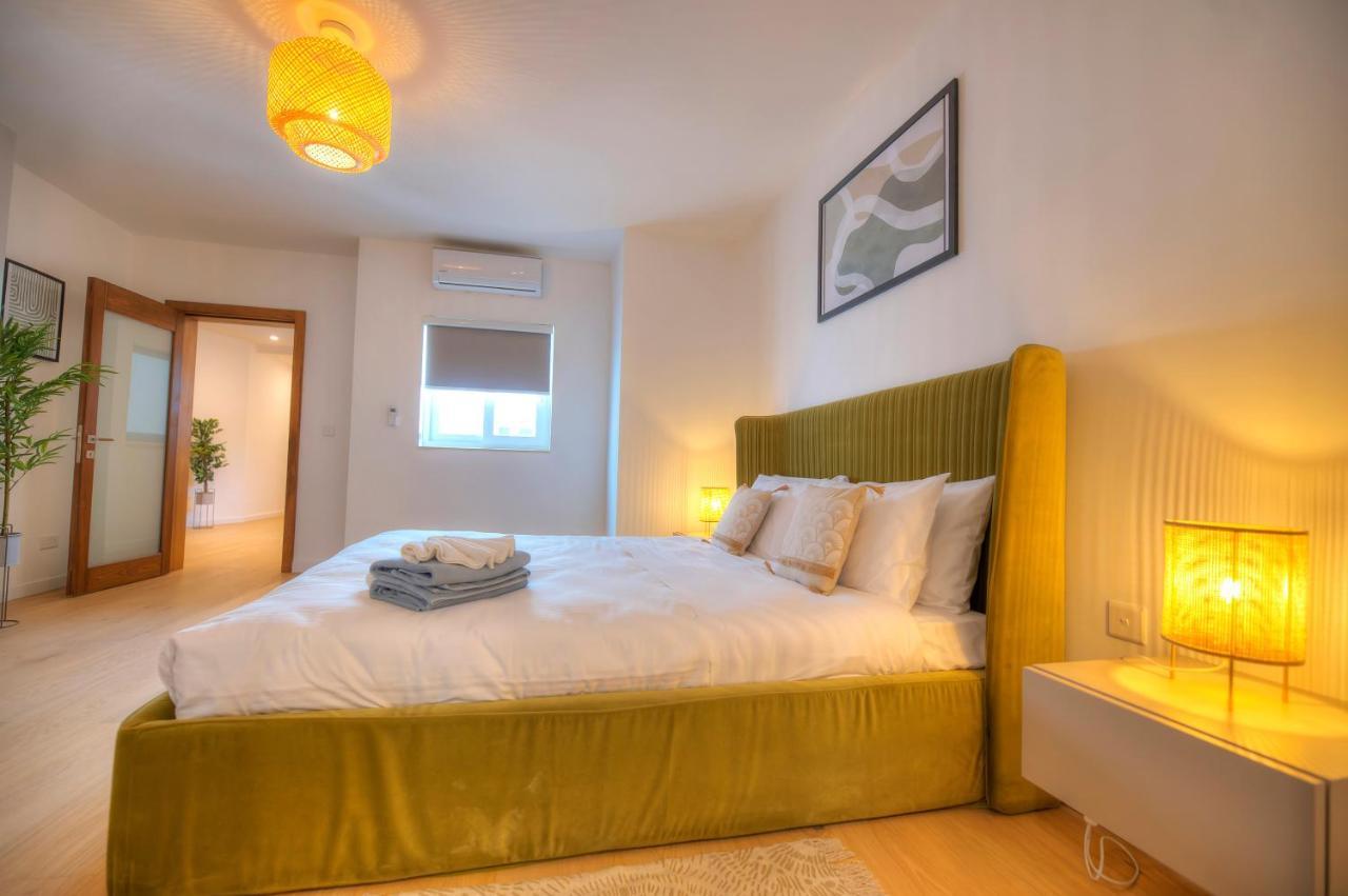 Large & Beautifully Furnished 2 Bedrooms Abon1-1 Apartment *